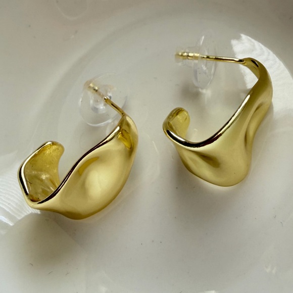 Anthropologie Jewelry - New! Gold Wave Dangle Earrings (2946)